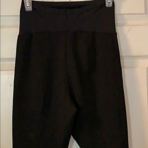 Maternity over the belly pleated leggings. 🤰🏼